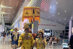 Biểu diễn trang phục truyền thống tại sân bay Đà Nẵng