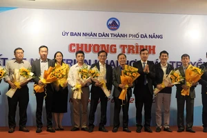 Ông Lê Trung Chinh, Chủ tịch UBND TP Đà Nẵng trao tặng hoa cho đại diện các cơ quan báo chí