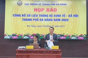 Ông Trần Văn Vũ, Cục trưởng Cục Thống kê TP Đà Nẵng phát biểu tại họp báo