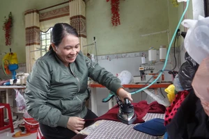 Niềm vui của chị Võ Thị Nguyên Sa khi có việc làm và thu nhập ổn để nuôi 2 đứa con ăn học mỗi ngày