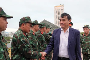 Ông Lê Trung Chinh, Chủ tịch UBND TP Đà Nẵng thăm hỏi, động viên cán bộ, chiến sĩ đang làm nhiệm vụ tại "trận địa" pháo hoa cầu Nguyễn Văn Trỗi