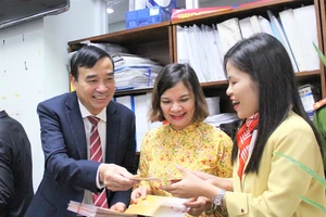 Ông Lê Trung Chinh, Chủ tịch UBND TP Đà Nẵng động viên đội ngũ cán bộ, công chức làm việc tại bộ phận Một cửa nhân ngày đầu năm mới