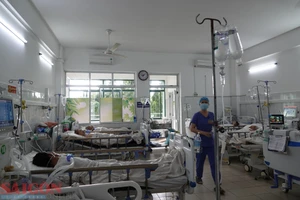 Nhân viên y tế Bệnh viện Đà Nẵng liên tục chăm sóc, điều trị bệnh nhân đột quỵ. Ảnh: XUÂN QUỲNH