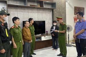 Công an tống đạt quyết định bắt tạm giam Hoàng Quang Huy. Ảnh: CAĐN