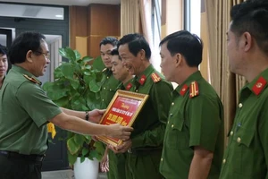 Thừa ủy quyền của Chủ tịch UBND TP Đà Nẵng, Thiếu tướng Vũ Xuân Viên trao thưởng cho Phòng Cảnh sát ĐTTP về ma túy 20 triệu đồng Ảnh: CATP
