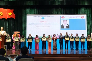 Đà Nẵng trao giải thưởng "Tỏa sáng Blouse trắng" tri ân nhân viên y tế