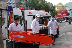 Nhân viên trạm cấp cứu Hải Châu- Trung tâm cấp cứu cấp cứu 115 Đà Nẵng trên đường đón bệnh nhân cao tuổi bị ngã tại nhà. Ảnh: XUÂN QUỲNH