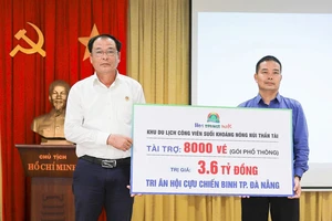 Ông Phạm Khắc Dương, Giám đốc Công ty Cổ phần DHC Suối Đôi trao bảng tượng trưng cho ông Trương Chí Lăng, Chủ tịch Hội Cựu chiến binh TP Đà Nẵng. Ảnh: XUÂN QUỲNH