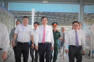 Ông Lê Trung Chinh, Chủ tịch UBND TP Đà Nẵng dẫn đầu đoàn lãnh đạo đi khảo sát nhà máy nước Hòa Liên. Ảnh: XUÂN QUỲNH