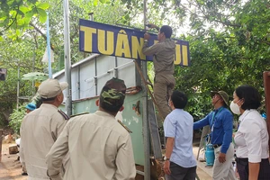 Lực lượng chức năng quận Sơn Trà tiến hành gỡ bảng hiệu "Tuân Núi". Ảnh: XUÂN QUỲNH