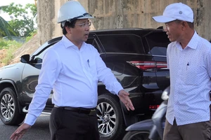 Ông Nguyễn Minh Huy, Giám đốc BQL Dự án Đầu tư Xây dựng Các công trình giao thông Đà Nẵng chỉ đạo điều hành công trình. Ảnh: XUÂN QUỲNH