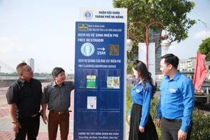 Lãnh đạo UBND quận Hải Châu cùng các đơn vị, đoàn thể trên địa bàn ra mắt bản chỉ dẫn Dịch vụ vệ sinh miễn phí. Ảnh: XUÂN QUỲNH