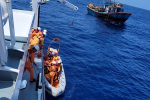 Trung tâm Phối hợp tìm kiếm, cứu nạn hàng hải Việt Nam và Trung tâm cấp cứu TP Đà Nẵng cứu nạn thuyền viên bị chấn thương sọ não do tai nạn lao động khi hành nghề trên biển