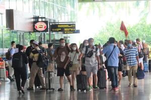 Đà Nẵng: Sân bay, bến xe tấp nập khách dịp lễ 30-4, 1-5