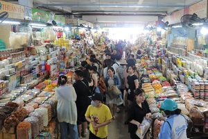 Chợ Hàn đông đúc du khách từ 9 giờ sáng mỗi ngày lễ. Ảnh: XUÂN QUỲNH