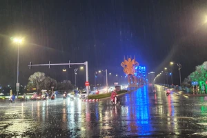 Trời mưa tại nút giao thông phía Tây Cầu Rồng. Ảnh: XUÂN QUỲNH