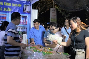 Phiên chợ được tổ chức tại công viên Apec thu hút người dân, du khách tham quan tại TP Đà Nẵng. Ảnh: XUÂN QUỲNH