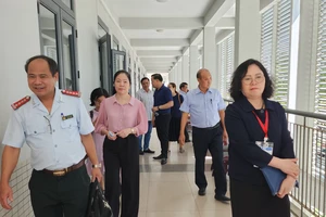 Đoàn công tác khảo sát điểm Trường THPT Phan Châu Trinh (quận Hải Châu, TP Đà Nẵng). Ảnh: XUÂN QUỲNH