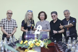 Tại buổi công bố, bà Ngô Thị Kim Yến, Phó Chủ tịch UBND TP Đà Nẵng, Trưởng ban giám khảo DIFF 2023 đã thực hiện bốc thăm thứ tự bắn cho 2 đội trong đêm chung kết diễn ra tối 8-7