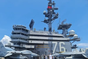 Cận cảnh tàu sân bay USS Ronald Reagan neo tại vịnh Đà Nẵng