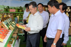 Ông Nguyễn Văn Quảng, Bí thư Thành ủy Đà Nẵng tham quan một số sản phẩm đạt chuẩn OCOP. Ảnh: XUÂN QUỲNH