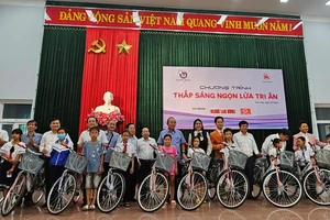 Nguyên Phó Thủ tướng Trương Hòa Bình trao xe đạp do Chương trình Về nguồn “Thắp sáng ngọn lửa tri ân” tại tỉnh Quảng Trị tặng học sinh nghèo
