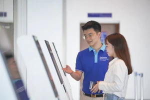 Nhà ga quốc tế Đà Nẵng đã sắp xếp đội ngũ PAT (Passenger Assistant Team) hỗ trợ ở khắp nơi, đặc biệt quanh khu vực self check-in