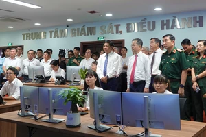 Lãnh đạo Thành ủy, UBND TP Đà Nẵng tham quan Trung tâm giám sát, điều hành thông minh. Ảnh: XUÂN QUỲNH