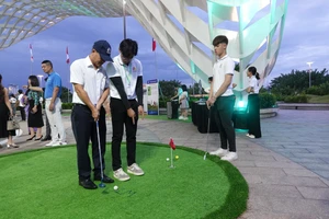 Trải nghiệm tập đánh golf trên sân golf nhân tạo mini. Ảnh: XUÂN QUỲNH