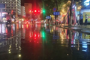 Đường phố Đà Nẵng ngập sau cơn mưa chưa đầy 1 tiếng. Ảnh: XUÂN QUỲNH