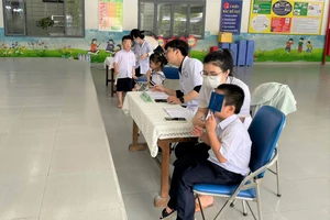 Khám sức khoẻ cho học sinh đầu năm học kết hợp tuyên truyền bệnh đau mắt đỏ tại Trường Tiểu học Lê Đình Chinh (quận Hải Châu, TP Đà Nẵng)