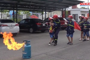 Đà Nẵng: Học sinh trải nghiệm làm lính cứu hỏa