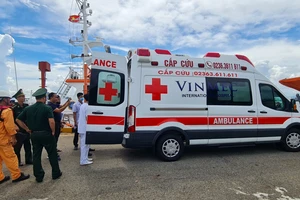Xe cấp cứu của Bệnh viện Vinmec Đà Nẵng tiếp nhận nạn nhân và đưa vào bệnh viện để điều trị