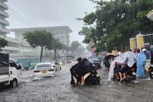 Trong sáng 17-10, thời tiết Đà Nẵng có mưa lớn và gió mạnh