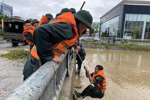 Đà Nẵng: Mưa lớn làm các vùng tái ngập, bùn tràn vào nhà dân