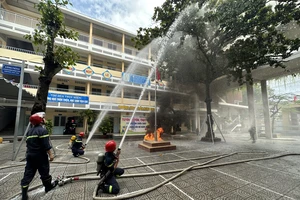 Cảnh sát PCCC hướng dẫn cho hơn 1.000 học sinh và giáo viên chữa cháy, thoát nạn tại trường học