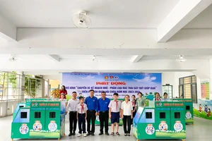 Thành đoàn Đà Nẵng tặng các mô hình phân loại rác cho các trường tiểu học trên địa bàn TP Đà Nẵng