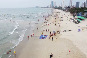 Du khách, người dân đến biển Đà Nẵng vào dịp hè rất đông. Ảnh: XUÂN QUỲNH