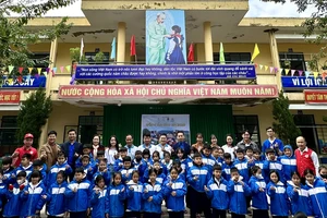 Các em học sinh Trường Tiểu học Hòa Phú có áo ấm mới