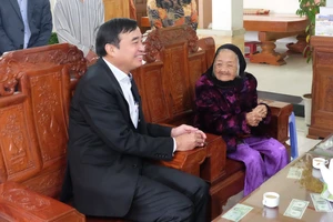 Ông Lê Trung Chinh, Chủ tịch UBND TP Đà Nẵng đến thăm Mẹ Việt Nam anh hùng Đặng Thị Nhờ