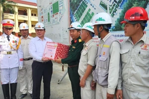 Đồng chí Nguyễn Trọng Nghĩa đến thăm, chúc tết và tặng quà cho lực lượng tại công trình Sở Chỉ huy Quân khu 5 