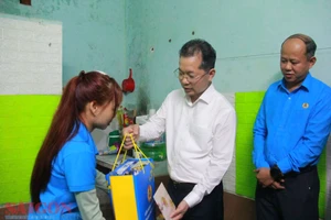 Bí thư Thành ủy Nguyễn Văn Quảng thăm và tặng quà cho công nhân xa quê ở lại Đà Nẵng ăn tết