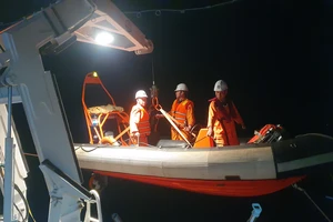 Tàu SAR 274 tiếp cận tàu cá có thuyền viên bị suy hô hấp