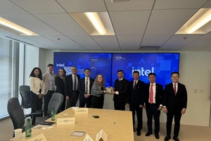 Ông Hồ Kỳ Minh, Phó Chủ tịch Thường trực UBND TP Đà Nẵng tặng quà lưu niệm cho đại diện lãnh đạo Tập đoàn công nghệ Intel