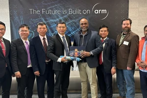 Đoàn công tác TP Đà Nẵng chụp lưu niệm cùng Công ty ARM