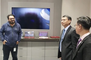 Ông Hồ Kỳ Minh, Phó Chủ tịch Thường trực UBND TP Đà Nẵng tham quan những công nghệ mới nhất của tập đoàn Qualcomm