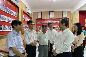 Ông Nguyễn Kim Sơn, Bộ trưởng Bộ GD-ĐT tham quan phòng truyền thống của trường THPT chuyên Lê Quý Đôn (quận Sơn Trà, TP Đà Nẵng). Ảnh: XUÂN QUỲNH