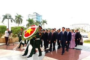 Đoàn lãnh đạo TP Đà Nẵng dâng hoa tưởng niệm các anh hùng liệt sĩ
