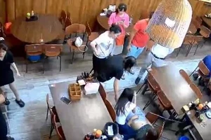 Hình ảnh được cắt ra từ video ghi lại cảnh một du khách đột ngột ngã gục trong nhà hàng ở TP Đà Nẵng