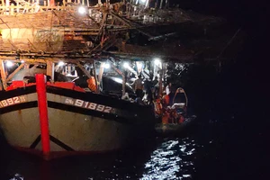 Lực lượng cứu nạn hàng hải tiếp cận tàu QNa 91892 TS có ngư dân gặp nạn